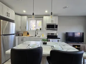 Spacious 2BR King Suite| Pet Friendly|Free Parking - Image 5