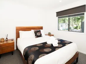 2 Bedroom Riverview Deluxe Cabin - Image 5