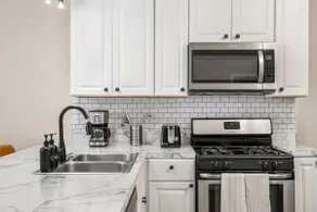 Spacious 3 bedroom Apt near Downtown - Image 5