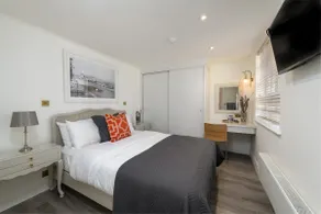 001 Holm House | Elegant Garden Flat with Lounge - Image 4