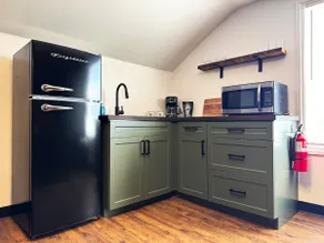 2BR Flat Above Café Near SFU - Image 4