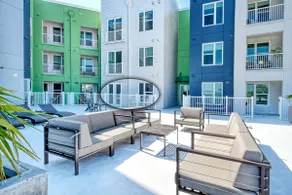 Trendy 1-BR in Downtown - Image 3