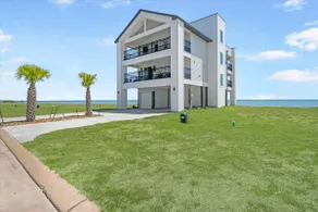 Oasis on the Bay - Image 2