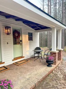 Pine and Porch Cottage - Image 4