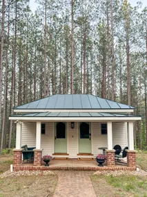 Pine and Porch Cottage - Image 3