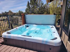 Family fun in Eagle Crest. Hot tub, views, privacy - Image 3