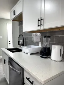 4 MIN DT NFL FRee Parking!/Prime Location!/Skyline - Image 5
