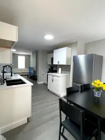 4 MIN DT NFL FRee Parking!/Prime Location!/Skyline - Image 2
