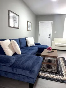 4 MIN DT NFL FRee Parking!/Prime Location!/Skyline - Image 3