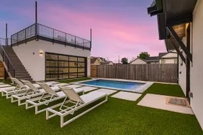 Stunning home - walk to square & heated pool - Image 2
