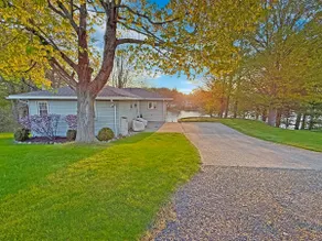 Vineyard View Retreat - Waterfront Cottage - Image 2