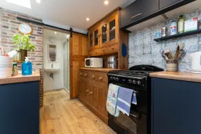 Central Cosy cottage in North Laine sleeps 4 - Image 5