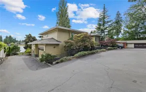 Luxury House with Lake Access - Image 5