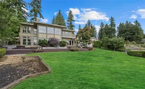 Luxury House with Lake Access - Image 3