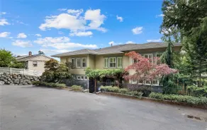 Luxury House with Lake Access - Image 4