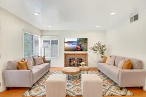 Pool Oasis Home w Beautiful Backyard in Valencia - Image 5