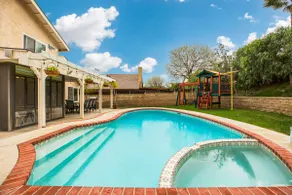 Pool Oasis Home w Beautiful Backyard in Valencia - Image 3
