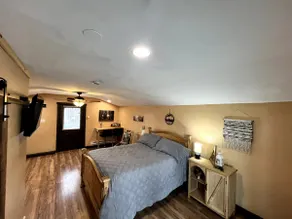 Cozy Cabin Guest House - Image 3