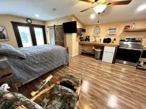 Cozy Cabin Guest House - Image 5