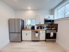 Spacious & Stylish House + 85”TV near UIUC & Carle - Image 4