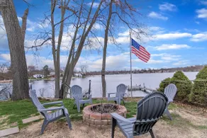 9BD Lake Front Cottage w/ Hot Tub & Pontoon Option - Image 2