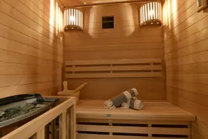 Private spa suite with hot tub & sauna - Image 2