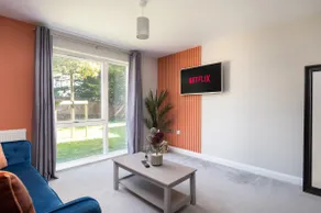 Perfect for Silverstone - Stylish 2BR - Free Parking - Image 4