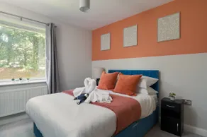 Perfect for Silverstone - Stylish 2BR - Free Parking - Image 2