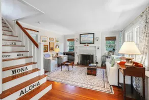 Martha's Vineyard Cottage: Walk to Town and Beach - Image 2