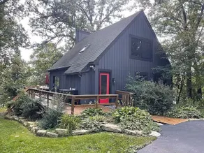 Lakefront cabin in the woods. - Image 5