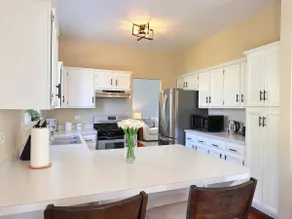 Spacious 4 Beds w/ Yard – Near Naperville, Chicago - Image 3
