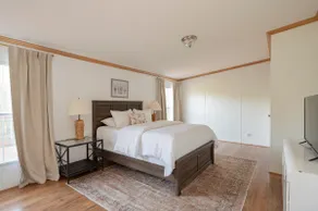 Tranquil 4-BDR Escape | 2King Beds + Free Parking* - Image 4