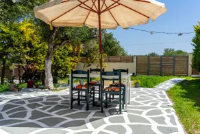 Charming Loft with Lovely Yard - Image 3