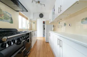 Central 2 BR Cosy House - Image 2