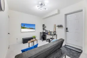 Kings Cove: Modern Studio BSMT, Parking, Mini Bar! - Image 2
