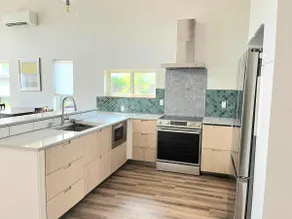 Unit A- High-end Midtown Apt - Image 4