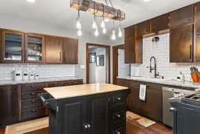 Stylish Downtown Cottage - Image 4
