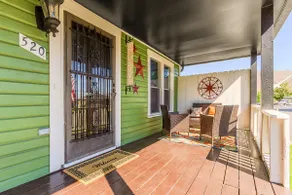 Stylish Downtown Cottage - Image 2