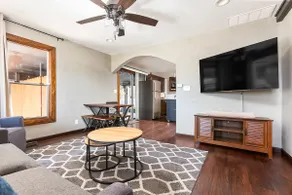 Stylish Downtown Cottage - Image 3