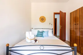 Zoe's 4 | Cozy Double Room w Parking & Balcony - Image 5