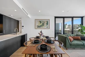 Elegant! Toowong Living w Balcony & Parking + WIFI - Image 4