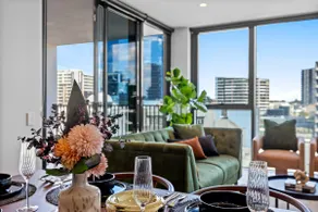 Elegant! Toowong Living w Balcony & Parking + WIFI - Image 3
