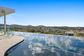 Elegant! Toowong Living w Balcony & Parking + WIFI - Image 5