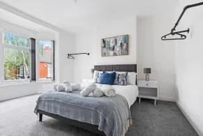 Leicester Central 4BR Home - Garden - Sleeps 10 - Image 3
