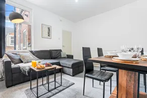 Leicester Central 4BR Home - Garden - Sleeps 10 - Image 2