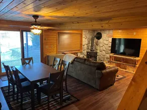 Beautiful, newly renovated log lakefront home - Image 5