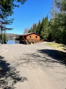Beautiful, newly renovated log lakefront home - Image 4