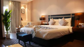 Cozy Apartment with Private Jacuzzi | Belmore Stay - Image 2