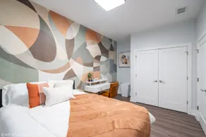 Modern Eco Stay • UChicago • Parking • Backyard - Image 2