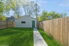 Modern Eco Stay • UChicago • Parking • Backyard - Image 4